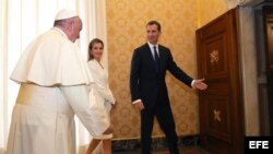 El rey Felipe VI (dcha) y la reina Letizia (centro) ceden el paso al papa Francisco.