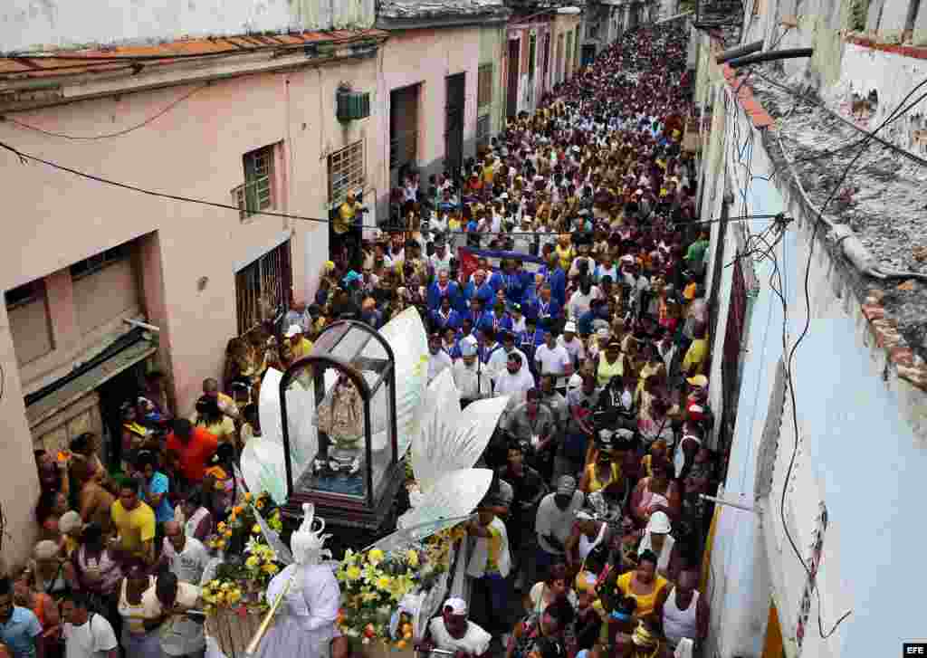 Miles de devotos católicos son vistos hoy, martes 8 de septiembre de 2015, durante la veneración a la Virgen de la Caridad del Cobre, patrona de la isla, en una procesión en la que pidieron "paz y amor" y agradecieron la visita en las próximas semanas del
