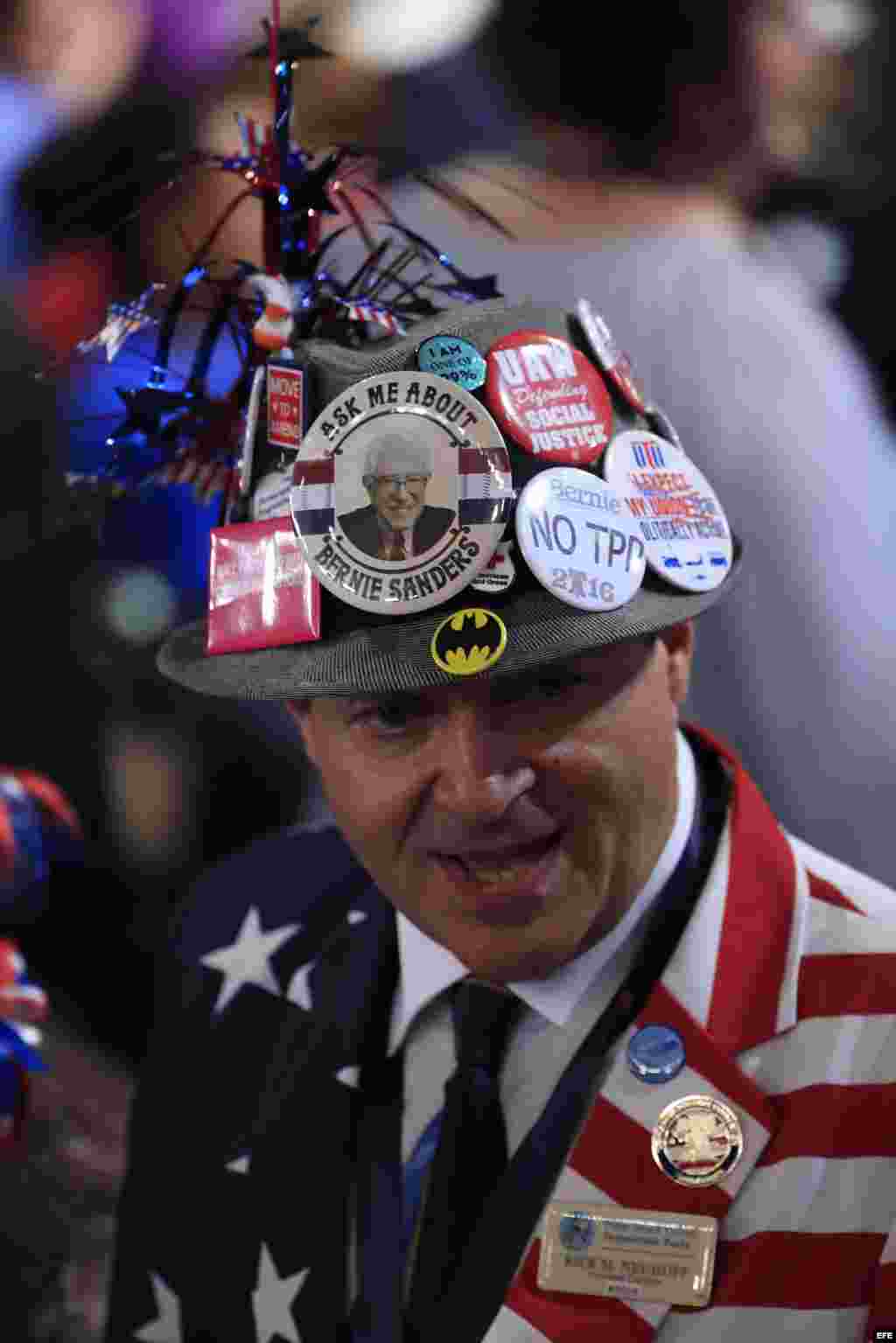 &nbsp;Un delegado con un sombrero decorado asiste al segundo día de la Convención Nacional Demócrata hoy, martes 26 de julio de 2016, en el Centro Wells Fargo en Philadelphia (EE.UU.)