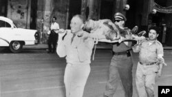 La Cruz Roja transporta a uno de los heridos en el asalto al Palacio Presidencial el 13 de marzo de 1957. AP