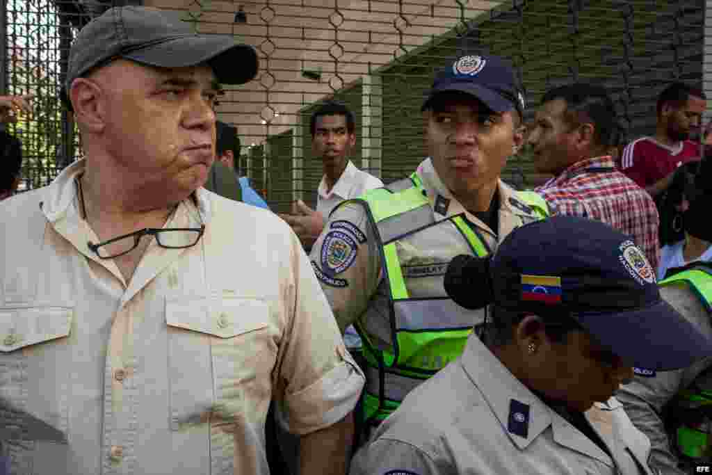 El secretario de la Mesa de Unidad Democrática (MUD) Jesus Torrealba (i) espera junto a miembros de la Policía Nacional Bolivariana a que den acceso hoy, viernes 4 de septiembre de 2015, al Palacio de Justicia en Caracas. EFE