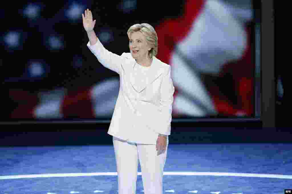 Hillary Clinton antes de empezar el discurso en la noche final de la Convención.