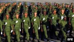 Soldados desfilan en la parada militar por el 58 aniversario de la revolución cubana.
