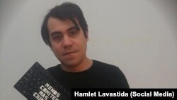 El artista plástico Hamlet Lavastida, confinado en Villa Marista, La Habana. 