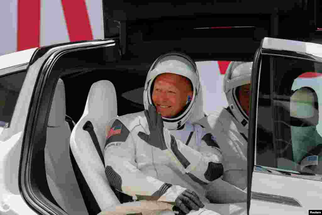 El astronauta Douglas Hurley se despide antes de partir hacia la rampa de lanzamiento en Cabo Ca&#241;averal, el 30 de mayo del 2020.