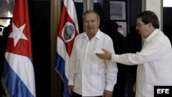 Los ministros de Exteriores de Cuba y Costa Rica, Bruno Rodríguez (c) y Enrique Castillo Barrantes (i), respectivamente, en la sede del ministerio de Relaciones Exteriores en La Habana (Cuba), poco antes de sostener una reunión oficial