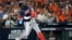 El cubano Jorge Soler, de los Bravos de Atlanta, conecta un jonrón en el primer juego de la Serie Mundial ante los Astros de Houston, el martes 26 de octubre de 2021 (AP Foto/David J. Phillip)