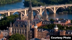 Vista de la Universidad de Georgetown y el puente Key sobre el Potomac.