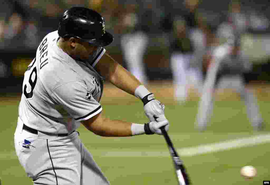 José Abreu golpea la bola durante el partido que enfrentó a su equipo contra los Atléticos de Oakland. e