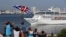 Cubanos en el Malecón saludan a los turistas del Adonia, al entrar a puerto habanero.