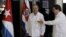 Los ministros de Exteriores de Cuba y Costa Rica, Bruno Rodríguez (c) y Enrique Castillo Barrantes (i), respectivamente, en la sede del ministerio de Relaciones Exteriores en La Habana (Cuba), poco antes de sostener una reunión oficial
