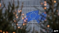 Banderas de la Unión de la Unión Europea ondean frente a la sede de la organización en Bruselas, Bélgica. (Kenzo TRIBOUILLARD / AFP)