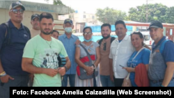 Cubanos reunidos para apoyar a los padres de Amelia Calzadilla, citados para un interrogatorio de la Seguridad del Estado
