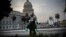 Un soldado limpia con una solución de cloro las calles aledañas al Capitolio de La Habana. (AP/ Ramon Espinosa)