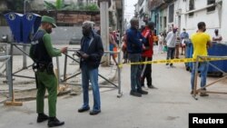 Un policía pide documentos a los residentes en un barrio en cuarentena por coronavirus en La Habana. REUTERS/Stringer