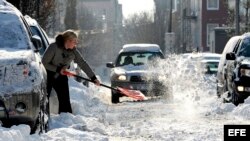 Residentes luchan con la nieve dejada por la tormenta
