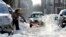 Residentes luchan con la nieve dejada por la tormenta