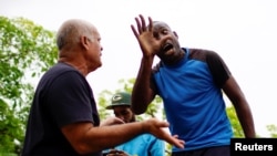 Una discusión beisbolera en un parque de La Habana. REUTERS/Alexandre Meneghini
