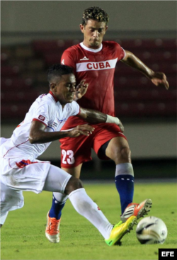 Los jugadores Edgar Bárcenas (i) de la selección de Panamá y Jesús Rodríguez (d) de Cuba, disputan el balón.