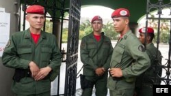 Grupo de militares venezolanos vigila la entrada a un centro de votación. (Foto: Archivo)