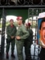 Un grupo de militares venezolanos vigila la entrada a un centro de votación hoy, domingo 6 de diciembre de 2015, en la ciudad de Caracas.