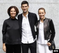 Novak Djokovic (c), su esposa Jelena (d), y Roberta Armani (i).