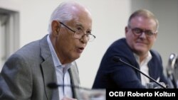 A la izquierda el profesor Carmelo Mesa-Lago en una sesión de la XIX Conferencia de la Asociación para el Estudio de la Economía Cubana (ASCE), Miami, 25 de 2019.