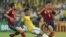 El delantero brasileño Neymar (c) trata de escapar entre Azpilicueta (d) y Jordi Alba, ambos de España, durante la final de la Copa Confederaciones 2013. 