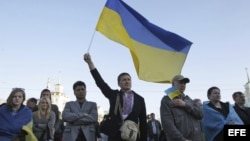 Varios proucranianos participan en una manifestación en Lugansk, Ucrania, hoy, jueves 24 de abril del 2014. 