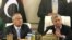El primer ministro libio Ali Zeidan (i) pronuncia unas palabras en una rueda de prensa poco después de su liberación, junto al presidente del Congreso Nacional General de Libia Nouri Bousahmein (d) en la sede del Gobierno