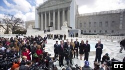 Los abogados Ted B. Olson (c-dcha) y David Boies (c-izda), junto con las dos parejas de homosexuales a las que representan en el caso contra la Propuesta 8.