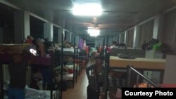 Migrantes cubanos en Surinam recluidos en base militar tras desalojo