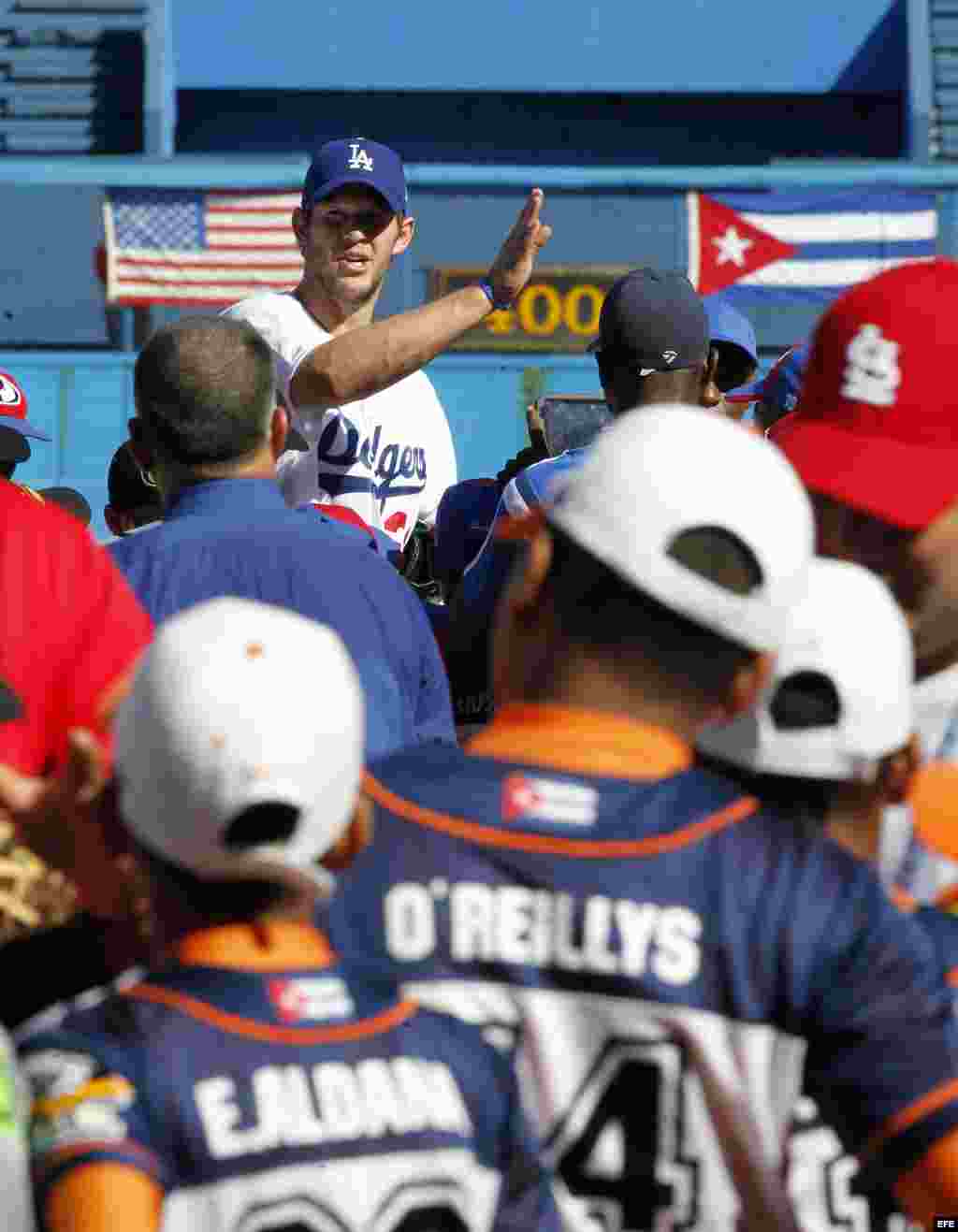 El beisbolista Clayton Kershaw, de Dodgers de Los Ángeles, imparte una clase práctica a niños cubanos.