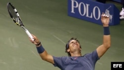 El tenista español Rafael Nadal celebra después de vencer al serbio Novak Djokovic el lunes 9 de septiembre de 2013, en la final masculina del Abierto de Tenis de Estados Unidos.