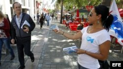 Una joven reparte publicidad electoral del Partido Nacional en Montevideo, Uruguay. 