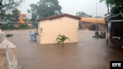 Fotografía de una calle inundada en Sancti Spíritus tras las fuertes lluvias que dejó Alberto en Cuba. 