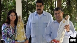 Nicolás Maduro (c), junto al canciller Elías Jaúa (d) y la procuradora general de Venezuela Cilia Flores (i), durante una visita al presidente venezolano Hugo Chávez en La Habana (Cuba), al que trajeron dos imágenes de la Virgen del Valle y la Virgen de B