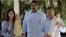 Nicolás Maduro (c), junto al canciller Elías Jaúa (d) y la procuradora general de Venezuela Cilia Flores (i), durante una visita al presidente venezolano Hugo Chávez en La Habana (Cuba), al que trajeron dos imágenes de la Virgen del Valle y la Virgen de B