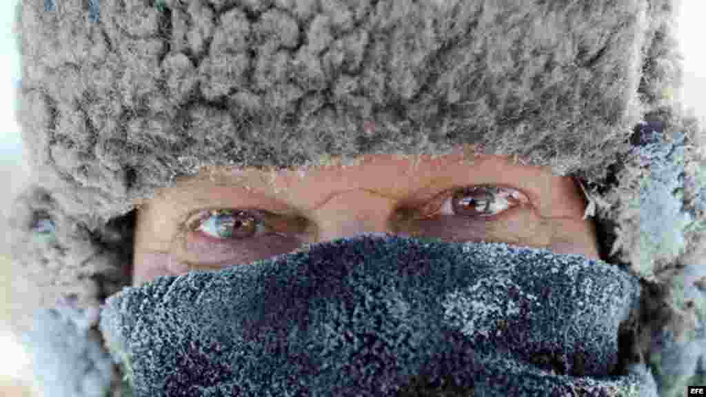 Residentes de Minneapolis se abrigan muy bien para resistir las gélidas temperaturas