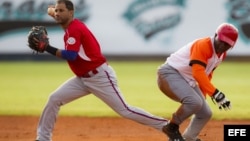  Luis Figueroa, de Indios de Mayagüez, Puerto Rico, (i) pone out a Yandris Castro, de Villa Clara