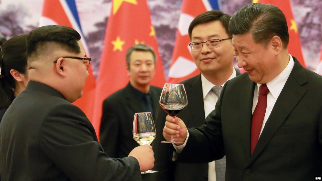 Kim Jong-un (i), y al presidente chino, Xi Jinping (d), durante su encuentro en Pekín.