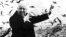 Alfred Hitchcock durante la grabación de "Los pájaros"