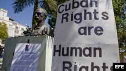 Archivo. Vista de un cartel donde se lee "Los derechos de los cubanos son derechos humanos", durante marcha solidaria con el movimiento de las Damas de Blanco de Cuba y a favor de las libertades en la isla, en el área de Echo Park, en Los Ángeles, Califor