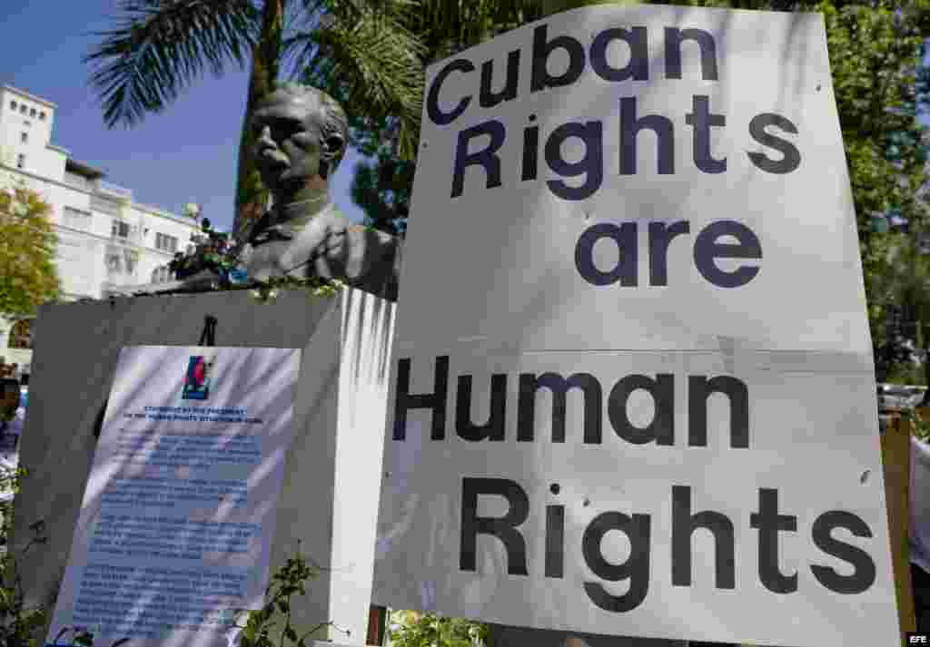 Archivo. Vista de un cartel donde se lee "Los derechos de los cubanos son derechos humanos", durante marcha solidaria con el movimiento de las Damas de Blanco de Cuba y a favor de las libertades en la isla, en el área de Echo Park, en Los Ángeles, Califor