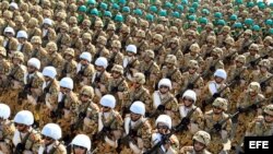 Soldados iraníes participan en el desfile militar anual.