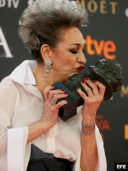 La actriz Luisa Gavasa con el Goya a la mejor actriz de reparto por su papel en "La Novia".