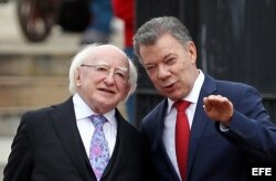 Juan Manuel Santos (d) rinde honores militares a su homólogo de Irlanda, Michael Daniel Higgins, durante su visita a Colombia.
