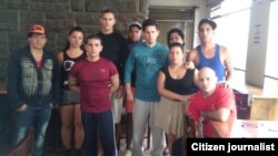 Los 10 cubanos en huelga de hambre en el Hotel Carrión, según una foto publicada en por la Alianza Nacional Cubana de Ecuador en su página de Facebook.
