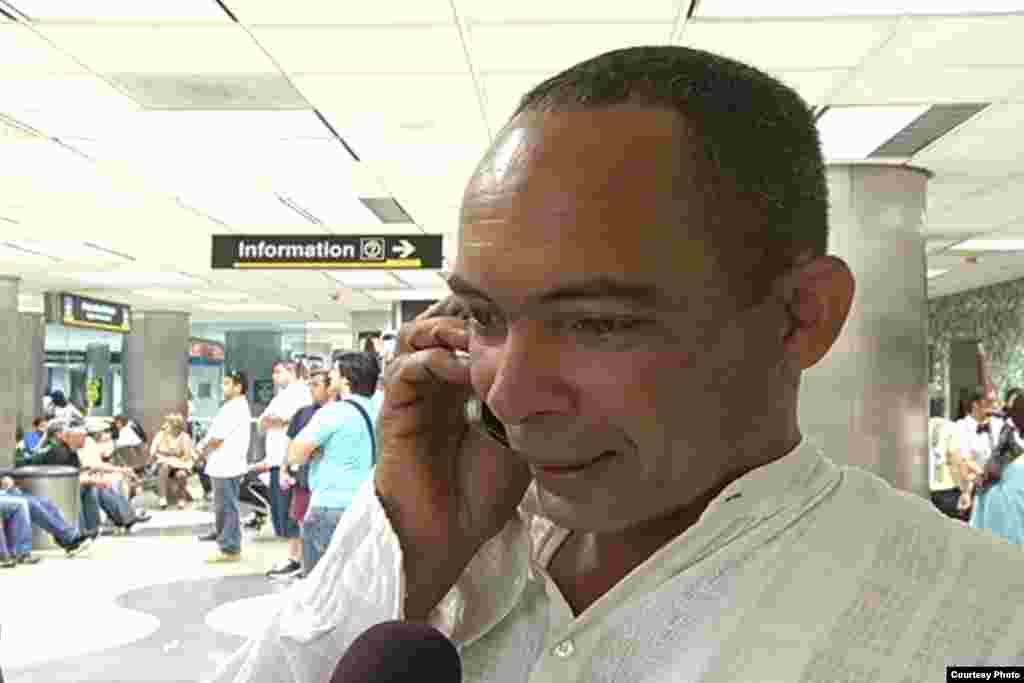El disidente y médico cubano Darsi Ferrer el jueves 28 de junio de 2012 a su llegada desde Cuba ala Aeropuerto Internacional de Miami