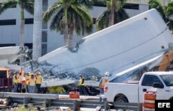 Vista del puente peatonal derrumbado en Universidad Internacional de Florida.